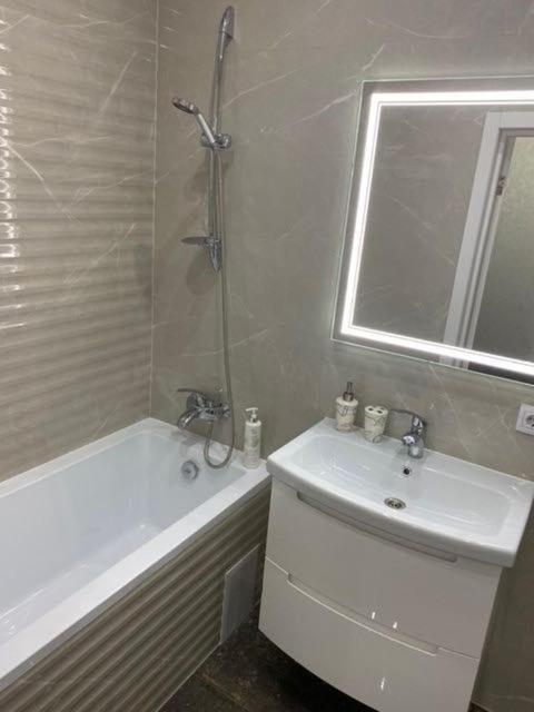 Люкс Апартаменти В Центрі Міста ,Жк Театральний Rivne Ngoại thất bức ảnh