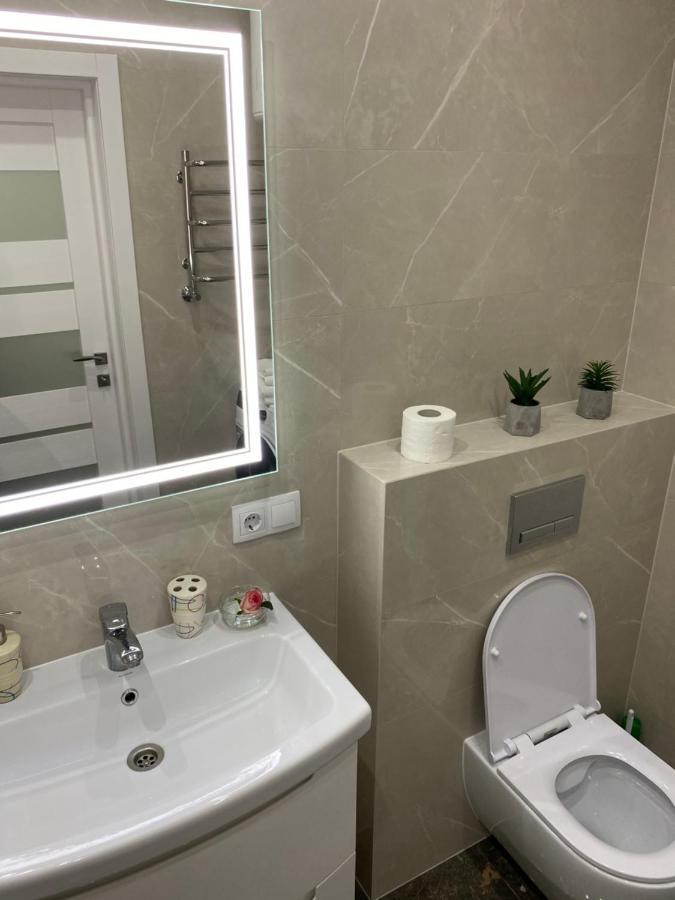 Люкс Апартаменти В Центрі Міста ,Жк Театральний Rivne Ngoại thất bức ảnh
